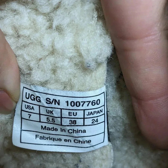 Ugg Akadia Black Boots Sheepskin Fur Lined Size 7 - Picture 8 of 9